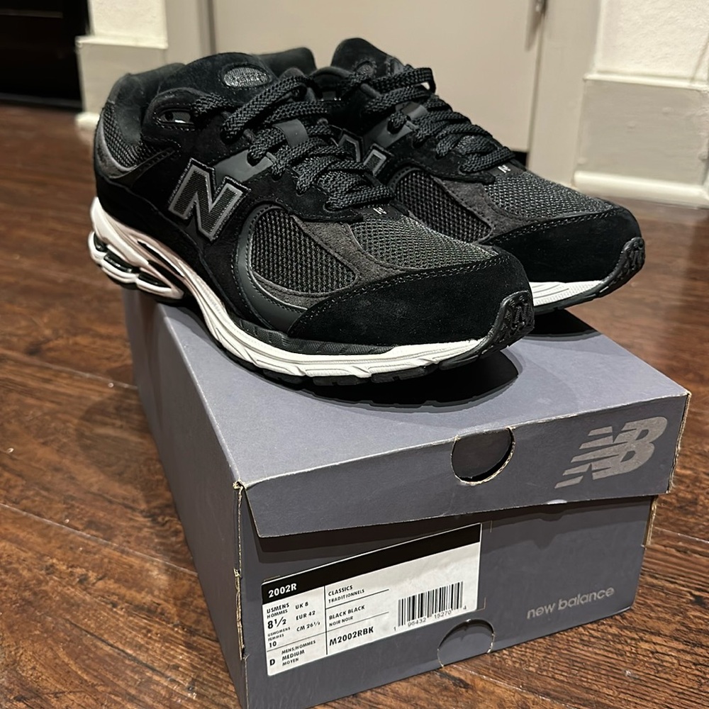 NEW BALANCE black suede